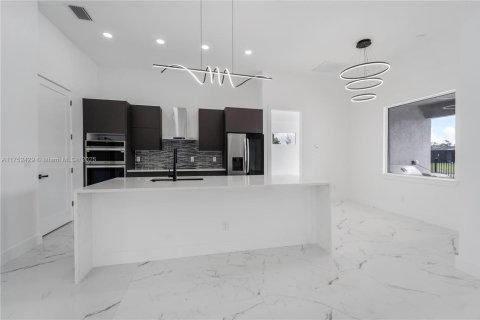 Villa ou maison à vendre à Cape Coral, Floride: 4 chambres № 1985236 - photo 11