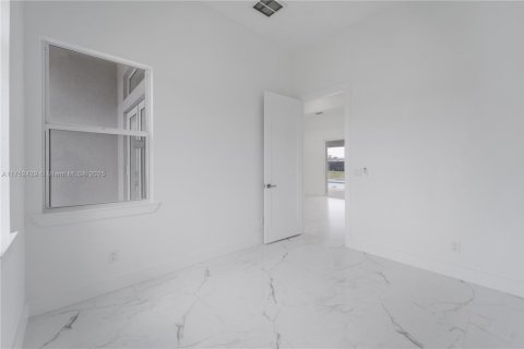 Villa ou maison à vendre à Cape Coral, Floride: 4 chambres № 1985236 - photo 27