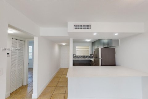 Copropriété à louer à Miami, Floride: 2 chambres, 65.68 m2 № 2024997 - photo 4