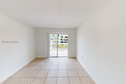 Copropriété à louer à Miami, Floride: 2 chambres, 65.68 m2 № 2024997 - photo 5