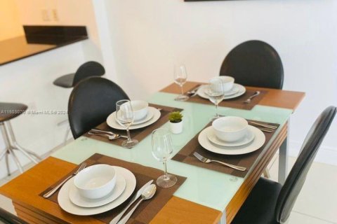 Condominio en venta en Miami, Florida, 1 dormitorio, 76.64 m2 № 1862648 - foto 7