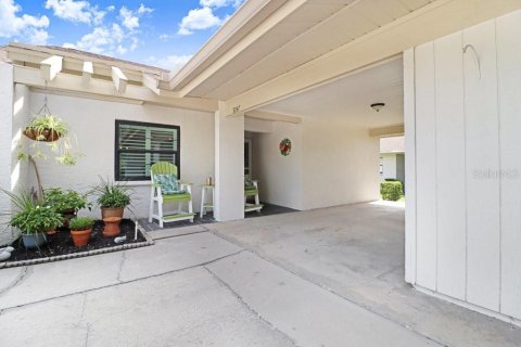 Condo in New Port Richey, Florida, 2 bedrooms № 2198805 - photo 3