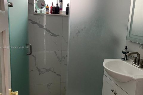 House in Hialeah, Florida 3 bedrooms, 116.13 sq.m. № 1808984 - photo 11