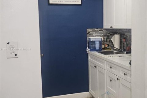 House in Hialeah, Florida 3 bedrooms, 116.13 sq.m. № 1808984 - photo 23
