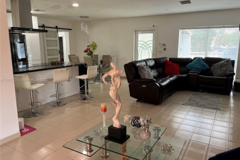 House in Hialeah, Florida 3 bedrooms, 116.13 sq.m. № 1808984 - photo 7