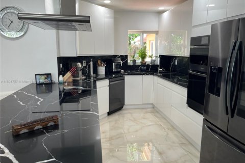 House in Hialeah, Florida 3 bedrooms, 116.13 sq.m. № 1808984 - photo 3