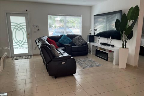 House in Hialeah, Florida 3 bedrooms, 116.13 sq.m. № 1808984 - photo 18