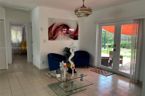 House in Hialeah, Florida 3 bedrooms, 116.13 sq.m. № 1808984 - photo 8