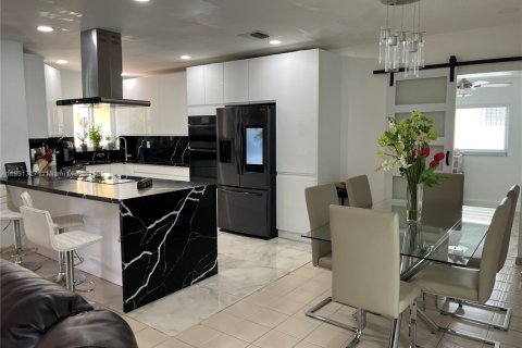 House in Hialeah, Florida 3 bedrooms, 116.13 sq.m. № 1808984 - photo 5