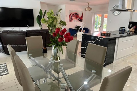 House in Hialeah, Florida 3 bedrooms, 116.13 sq.m. № 1808984 - photo 6