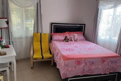 House in Hialeah, Florida 3 bedrooms, 116.13 sq.m. № 1808984 - photo 12