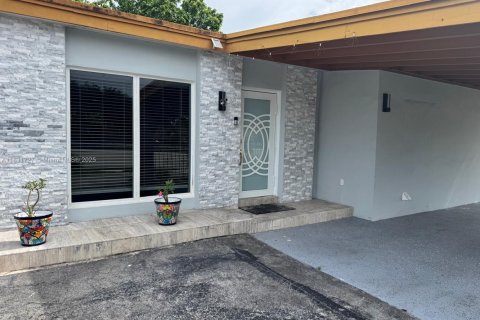 House in Hialeah, Florida 3 bedrooms, 116.13 sq.m. № 1808984 - photo 29