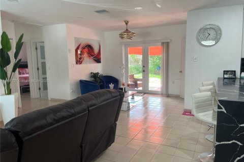 House in Hialeah, Florida 3 bedrooms, 116.13 sq.m. № 1808984 - photo 19