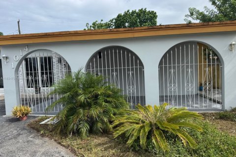 House in Hialeah, Florida 3 bedrooms, 116.13 sq.m. № 1808984 - photo 1