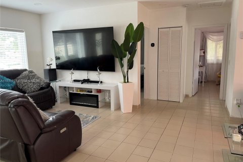House in Hialeah, Florida 3 bedrooms, 116.13 sq.m. № 1808984 - photo 9