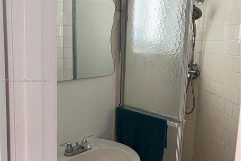 House in Hialeah, Florida 3 bedrooms, 116.13 sq.m. № 1808984 - photo 13