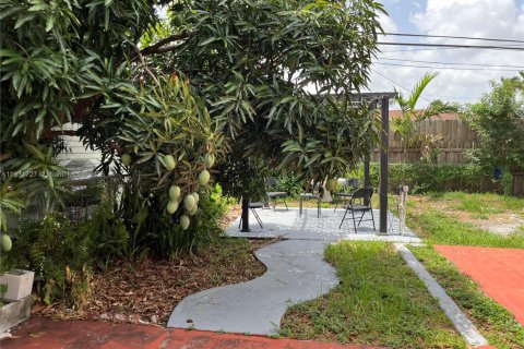House in Hialeah, Florida 3 bedrooms, 116.13 sq.m. № 1808984 - photo 21