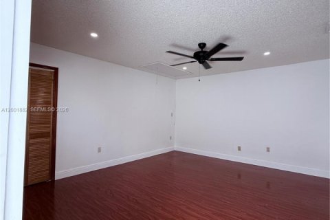 Propiedad comercial en alquiler en Miami, Florida № 2065716 - foto 4