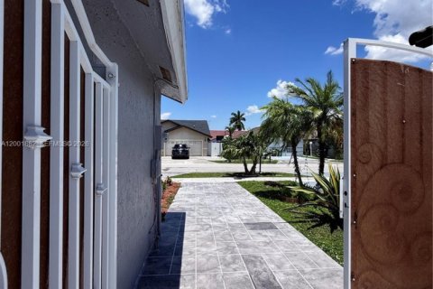 Propiedad comercial en alquiler en Miami, Florida № 2065716 - foto 14