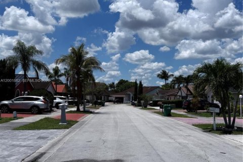 Propiedad comercial en alquiler en Miami, Florida № 2065716 - foto 15