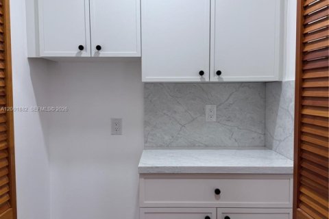 Propiedad comercial en alquiler en Miami, Florida № 2065716 - foto 8