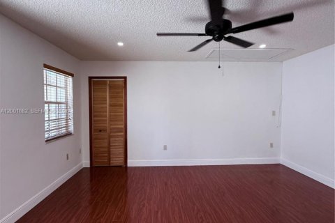 Propiedad comercial en alquiler en Miami, Florida № 2065716 - foto 5