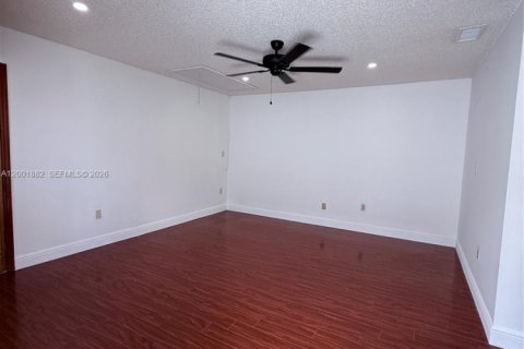 Propiedad comercial en alquiler en Miami, Florida № 2065716 - foto 3