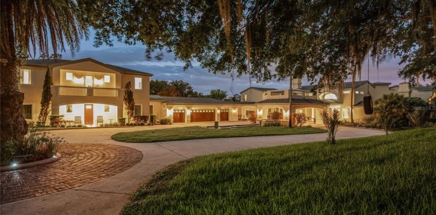House in Orlando, Florida 10 bedrooms, 940.08 sq.m. № 2111312