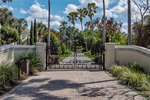 House in Orlando, Florida 10 bedrooms, 940.08 sq.m. № 2111312 - photo 3