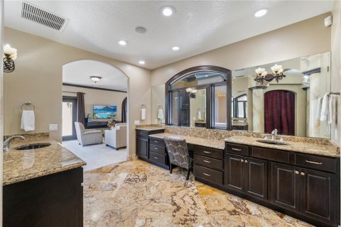 House in Orlando, Florida 10 bedrooms, 940.08 sq.m. № 2111312 - photo 21