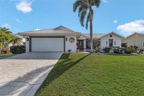 House in Punta Gorda, Florida 3 bedrooms, 143.26 sq.m. № 1632426 - photo 2