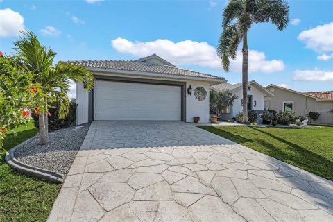 House in Punta Gorda, Florida 3 bedrooms, 143.26 sq.m. № 1632426 - photo 1