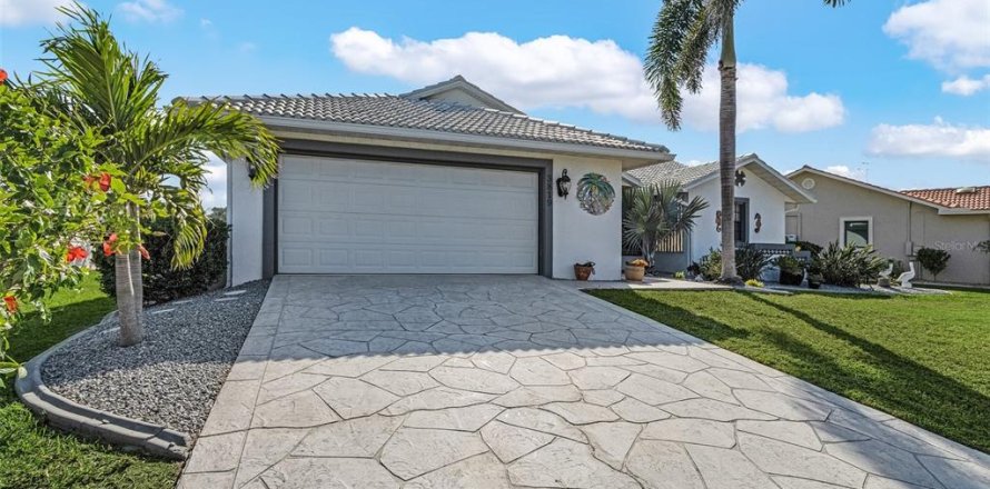 House in Punta Gorda, Florida 3 bedrooms, 143.26 sq.m. № 1632426