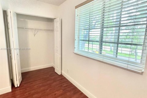 Townhouse in Weston, Florida 2 bedrooms, 120.22 sq.m. № 2068656 - photo 29