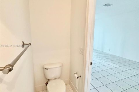 Townhouse in Weston, Florida 2 bedrooms, 120.22 sq.m. № 2068656 - photo 18