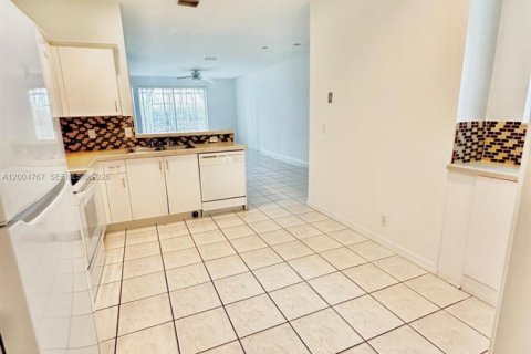 Townhouse in Weston, Florida 2 bedrooms, 120.22 sq.m. № 2068656 - photo 10