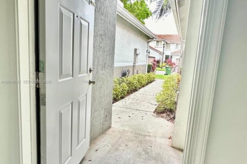 Townhouse in Weston, Florida 2 bedrooms, 120.22 sq.m. № 2068656 - photo 7