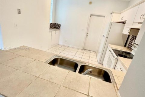 Townhouse in Weston, Florida 2 bedrooms, 120.22 sq.m. № 2068656 - photo 13