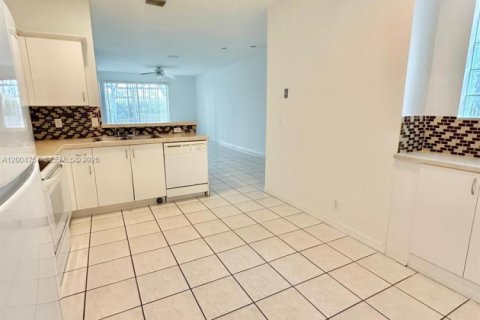 Townhouse in Weston, Florida 2 bedrooms, 120.22 sq.m. № 2068656 - photo 14