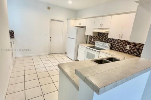 Townhouse in Weston, Florida 2 bedrooms, 120.22 sq.m. № 2068656 - photo 12