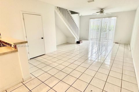 Townhouse in Weston, Florida 2 bedrooms, 120.22 sq.m. № 2068656 - photo 9