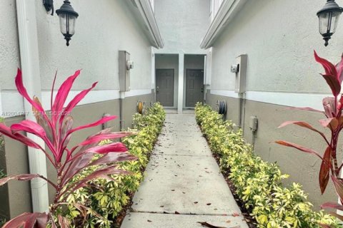 Townhouse in Weston, Florida 2 bedrooms, 120.22 sq.m. № 2068656 - photo 5