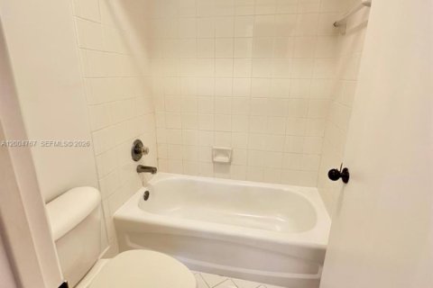 Townhouse in Weston, Florida 2 bedrooms, 120.22 sq.m. № 2068656 - photo 23