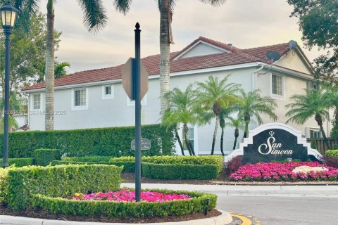 Townhouse in Weston, Florida 2 bedrooms, 120.22 sq.m. № 2068656