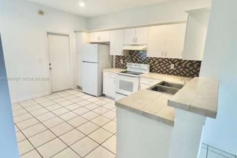 Townhouse in Weston, Florida 2 bedrooms, 120.22 sq.m. № 2068656 - photo 16