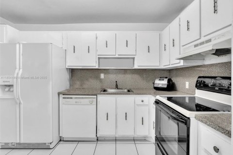 Condo in Sunny Isles Beach, Florida, 2 bedrooms  № 1871993 - photo 8