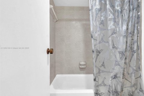 Condo in Sunny Isles Beach, Florida, 2 bedrooms  № 1871993 - photo 17
