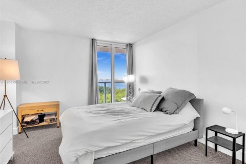 Condo in Sunny Isles Beach, Florida, 2 bedrooms  № 1871993 - photo 11