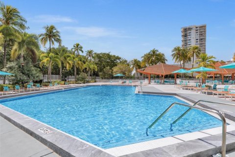 Condo in Sunny Isles Beach, Florida, 2 bedrooms  № 1871993 - photo 21