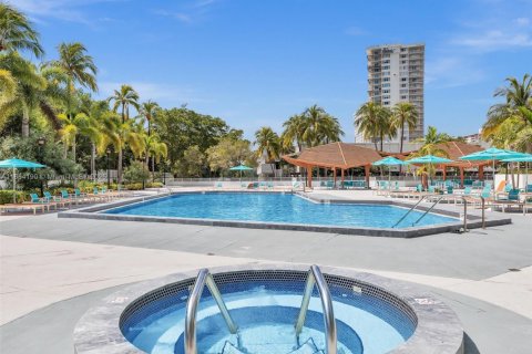 Condo in Sunny Isles Beach, Florida, 2 bedrooms  № 1871993 - photo 20